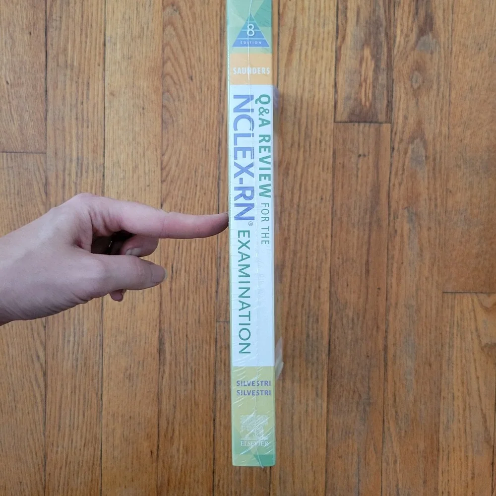 Saunders 8th Ed NCLEX RN Q&A Review Silvestri Paperback Textbook New College